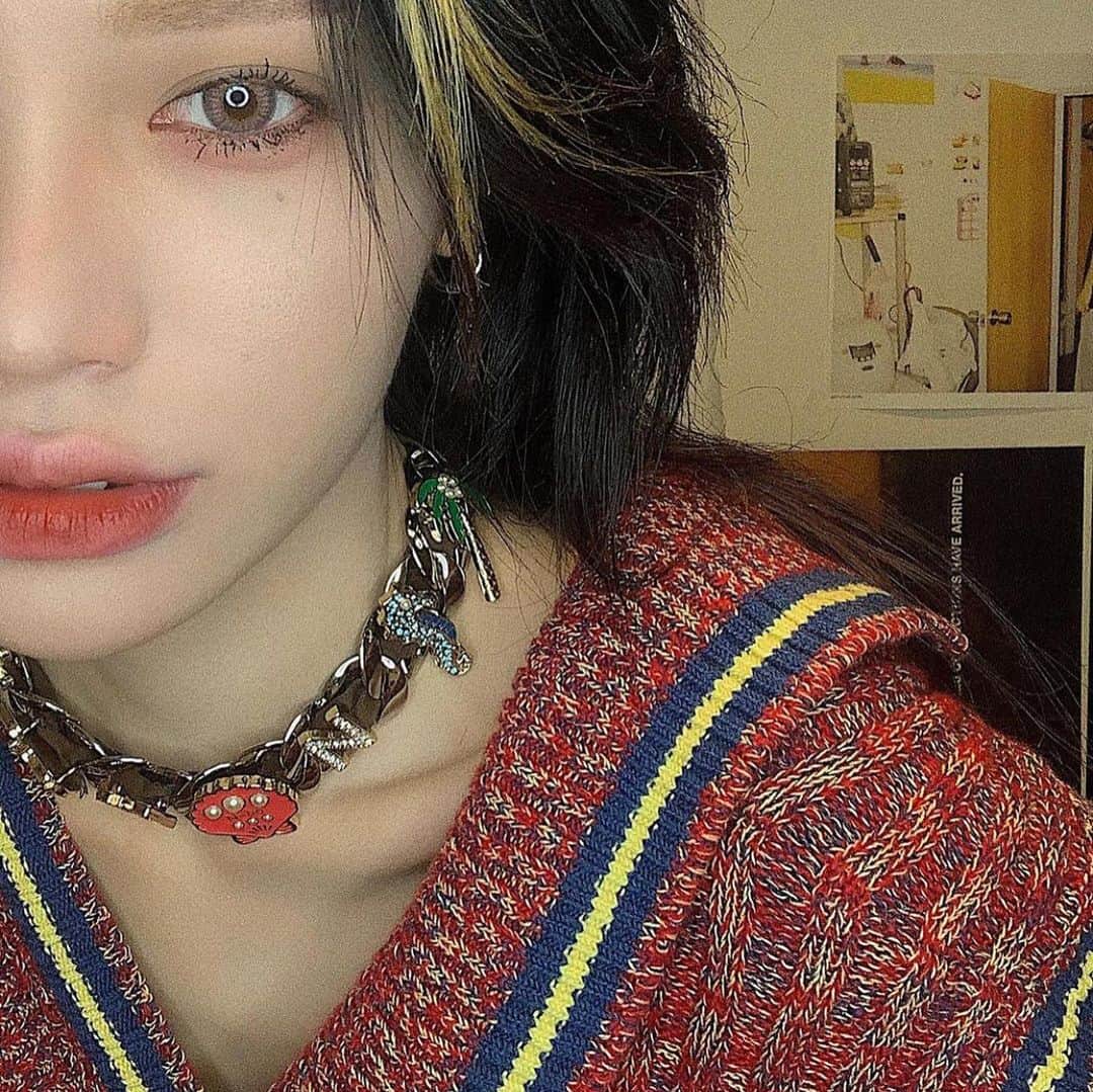 PIA official Instagramのインスタグラム：「【TOPARDS】  TOPARDSのモアコンさん（@morecontact ） 限定色の「アメジスト」💜  くすみ感のあるラベンダーカラーなので、 紫すぎない儚げカラーに要注目です💐  “透明感爆上がり”と話題沸騰の おすすめカラーなので要チェック🥰  ＝＝＝＝＝＝＝ BRAND：TOPARDS COLOR：Amethyst SIZE：14.2mm GDIA：13.6mm PRICE：1600円＋TAX PHOTO：@gemmalzr  PRODUCED：@345insta  ＝＝＝＝＝＝＝  #colorcontact #makeup #トパーズ #topards #カラコン #カラーコンタクト #メイク #カラコンレポ #メイク動画 #pia #colorcontact #colorcontacts #メイク #kbeauty #beauty #ワンデーカラコン #メイク動画 #렌즈 #메이크업 #eotd #motd #指原莉乃 #さっしー #新作  #ナチュラルカラコン  #色素薄い系カラコン #プレゼント #giveaway #指原カラコン」