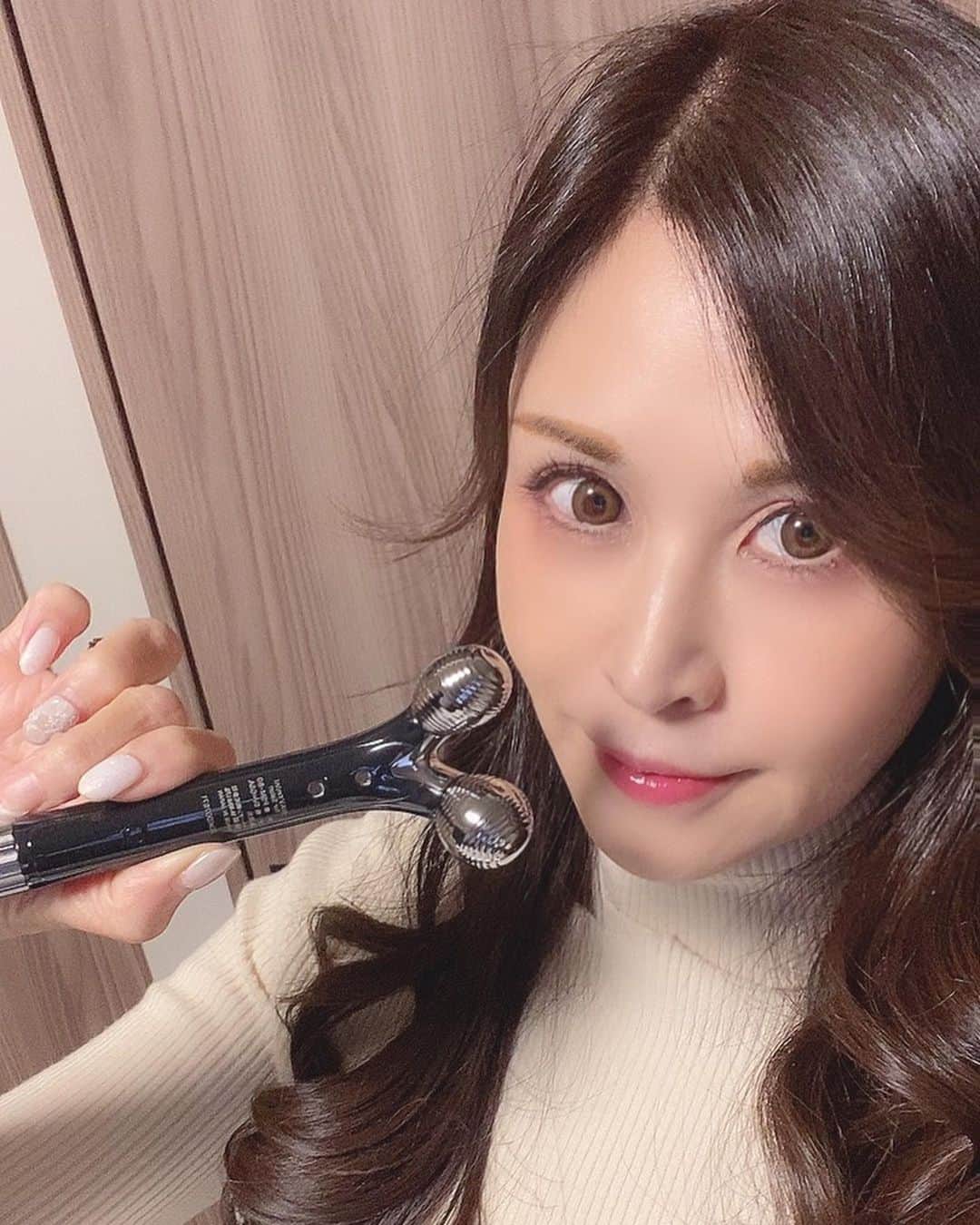 のインスタグラム：「待ちに待った美顔器が届きました☺️EMS機能が付いてるから他のローラーと違うから効果が楽しみ💕 @yaman.official  #ヤーマンプロ #WAVYminiforsalon #美顔ローラー #リファ」