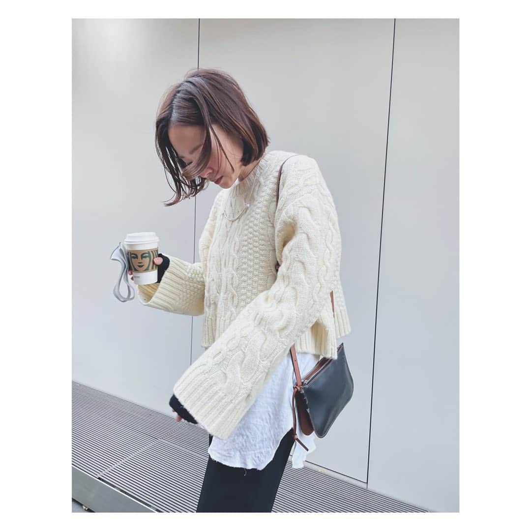 野尻美穂のインスタグラム：「私的通年あってほしいスタバ☝️ ⚪︎ジンジャーブレットラテ ⚪︎コーヒークリームラテ どちらもないのでほうじ茶クリームティラテ🙄 美味し☺️  #私も今日仕事納めしたい」