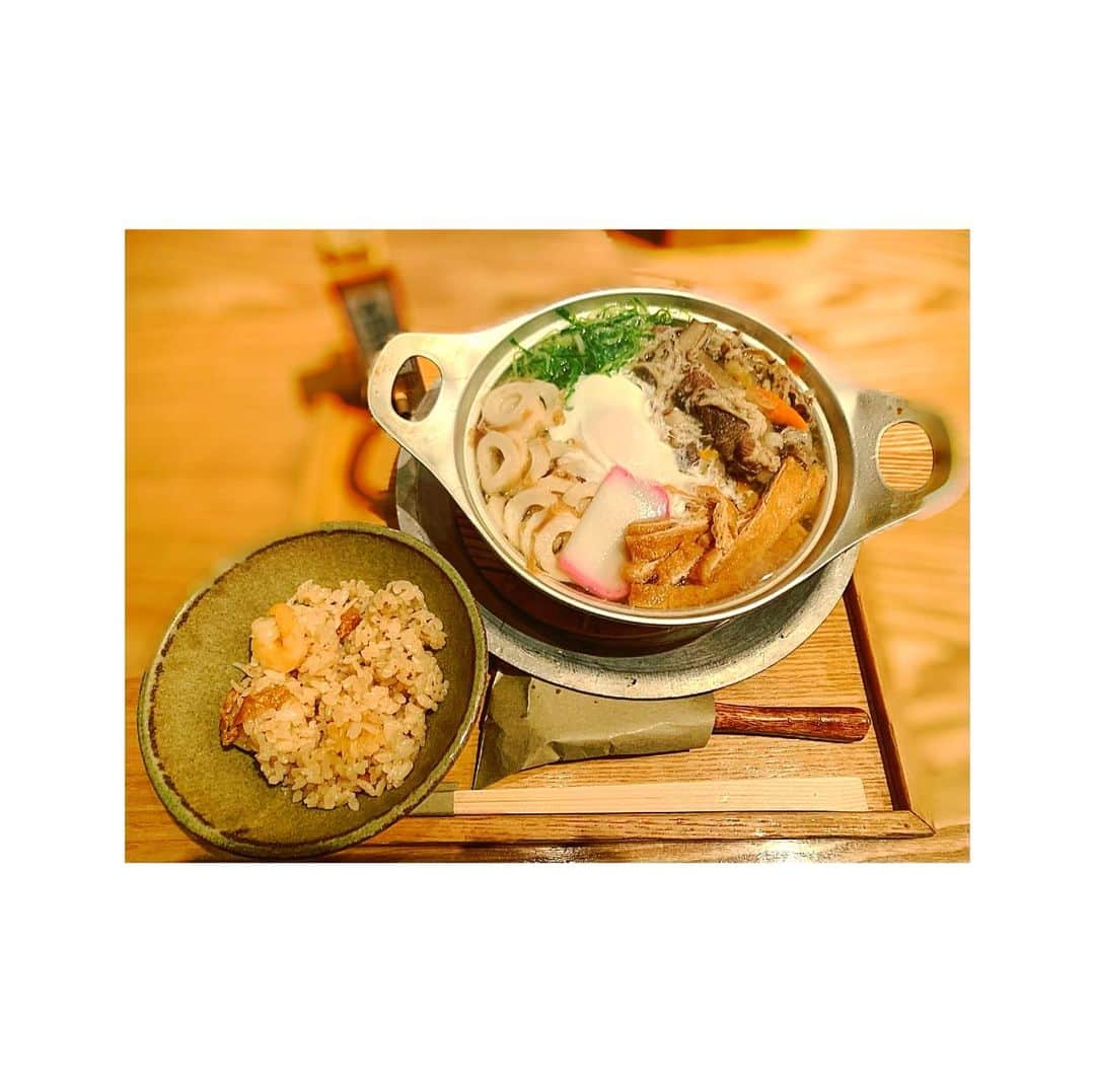 のインスタグラム：「：鍋焼きうどん  おいしい。  うどん前はあんまり食べられなかったんだけど、自分で打ってから好きになったよ。 （オーディションでうどん打ったくらい笑）  昨日はライブ納めでしたー！ 2020年もありがとうございました！  ひとりでステージに立つことが 本来ならば不向きであろう私が 毎回楽しくのびのびと演れるのはみなさんのおかげです。  ステージでたくさんお水飲んじゃってすみません。 2021年はさらに万全でいけるように日々頑張ります！  #うどん #鍋焼きうどん  #冬 #ライブ #live」