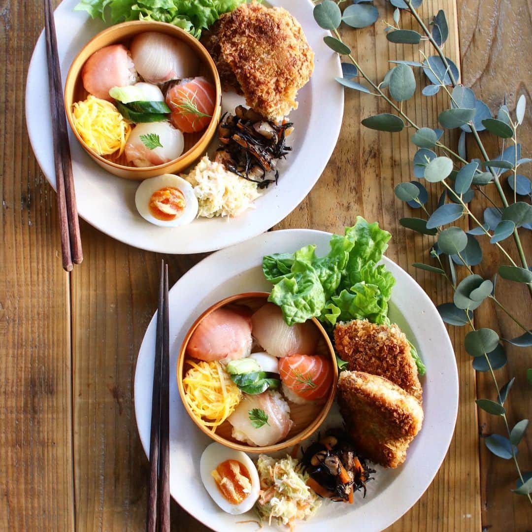 Atsukoのインスタグラム：「Today's lunch 2020.12.28 ･ ･ 手毬寿司 ヒレカツ コールスロー ヒジキ煮 ゆで卵 胡瓜と蕪の浅漬け ･ ･ スーパーでお値下げされていたお刺身で手毬寿司。 久しぶりにつくったらワサビ入れ忘れた件🤣🤣 仕方ないので後のせで。笑 ･ 今年ももうあと4日かー。 はやいなぁ(遠い目)」