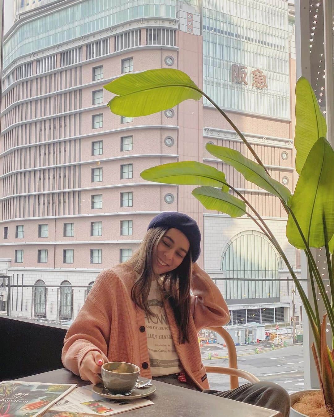 のインスタグラム：「I’m not asleep, just happy to get my coffee 🖤 大阪やで〜✌️  #osaka#japan#coffeetime#vegancafeosaka#vegangirl#ヴィーガン大阪#ヴィーガン#大阪」