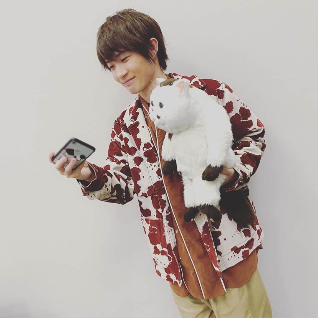 神木隆之介のインスタグラム：「ドラマParavi 『おじさまと猫』🐾  2021年1月6日(水)深夜0時58分スタート！  paravi では1月1日(金)夜9時から 独占先行配信！  お楽しみに🐱  ・ 先日の撮影にて、ふくまると仲良く自撮りをする神木。  2枚目は、顔マネしているそうです。  #神木隆之介 #おじさまと猫 #ふくまる」
