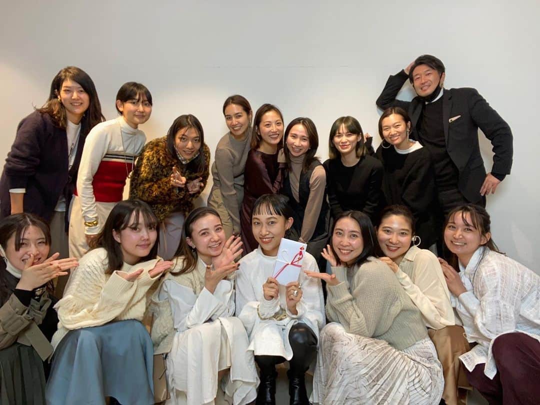 近野莉菜のインスタグラム：「2020年、仕事納め致しました☺️  振り返ればあっという間だったような、だけども中身の濃い激動の年だったなあ。  初めてSNIDEL HOME @snidel_home_official という新ブランドの立ち上げにも携わらせて頂いて、とても勉強になったし、まだまだだなと自分の未熟さにも気付かされた1年でした。  来年はもっと色んな方にSNIDEL HOMEを知って頂けるように、頑張ります‼︎  写真は尊敬していて、いつもお世話になっている直属の先輩が素敵な賞を頂いた時の記念写真です🥰🏅」