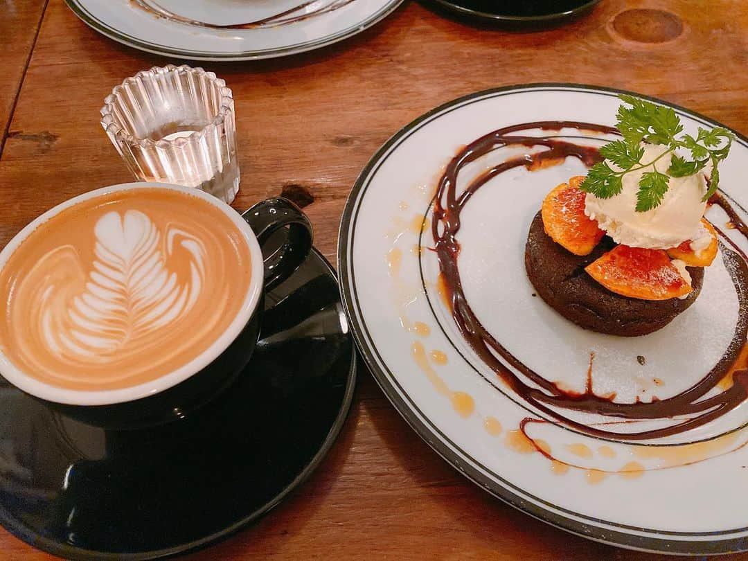 望月りささんのインスタグラム写真 - (望月りさInstagram)「バーガーマニアにデザート食べに行ってきました🍰☕️ ハンバーガーだけじゃなくてデザートも美味しい🤤 #カフェ巡り　#スイーツ　#バーガーマニア恵比寿」12月28日 14時31分 - mochizuki_0715