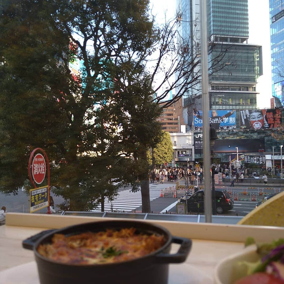 さとう珠緒さんのインスタグラム写真 - (さとう珠緒Instagram)「なんだか急にオニオングラタンスープが飲みたくなって✨✨  #渋谷 #オニオングラタンスープ #忙しそうな人達を見ながら #スクランブル交差点 #渋谷の新しいビルの名前が覚えられない #良い一日を✨✨」12月28日 14時43分 - tamao_satoh