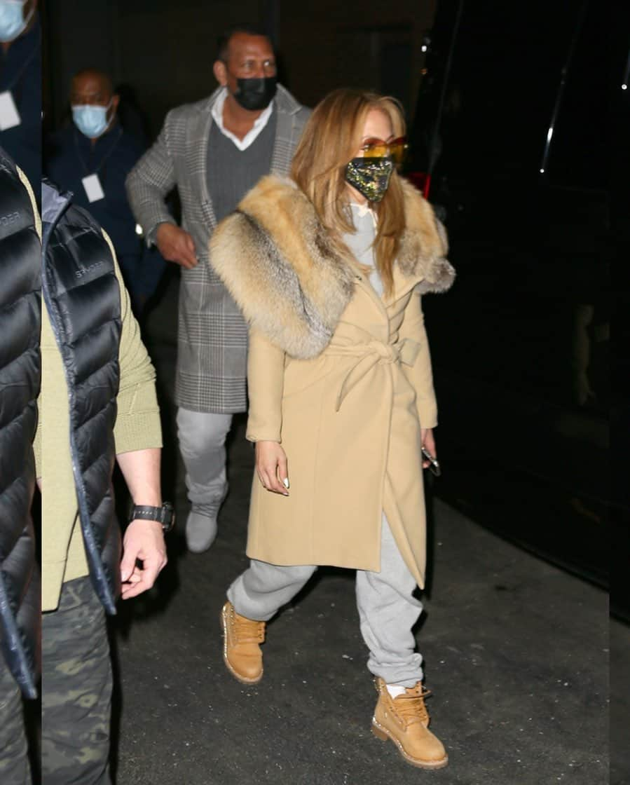 Just Jaredさんのインスタグラム写真 - (Just JaredInstagram)「@jlo & @arod bundle up for a night out in the Big Apple! #JenniferLopez #AlexRodriguez Photo: Backgrid」12月28日 14時48分 - justjared