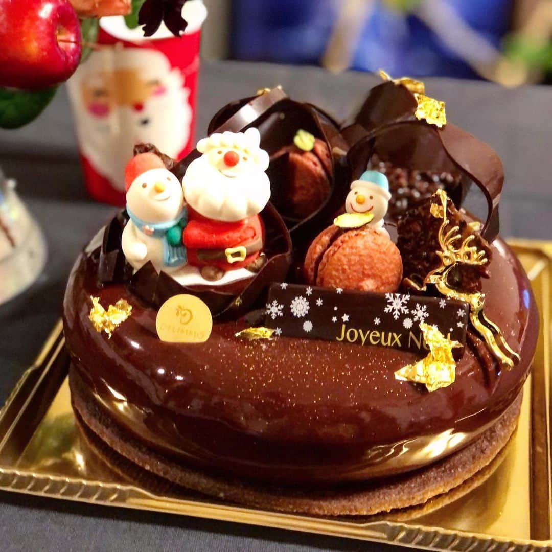 eguchikazuakiさんのインスタグラム写真 - (eguchikazuakiInstagram)「今日は日比谷で試食会をして、その後はあちこち回ってあとはZOOM。﻿ ﻿ いま終わった、あと2件。﻿ ﻿ 先日クリスマスだったじゃないですか⁉️﻿ 我が家にもクリスマスケーキがあるわけです﻿ ﻿ チョコレートとピスタチオとベリーの味🍫﻿ ちょっと大きいんですが、私はサイズがほしいから﻿ パパやりきったぞ感を出す🔥﻿ ﻿ ドンって‼️﻿ ﻿ だけど、、、まさかの﻿ 娘が半泣き、、、ずっと言えなかった😳﻿ ﻿ 『パパ、チョコレートムース嫌いなの』﻿ ﻿ ごめんよ、メリー クリスマス🎄﻿ ﻿ 誕生日のラプンツェルまでは良かった。﻿ そうなんですよ、チョコレートなんか食べない﻿ やっぱりイチゴのショートケーキなんですよね🍓﻿ でもマカロンは食べてくれた、それでいい😭﻿ ﻿ 私がダメだった、来年挽回します🔥﻿ ﻿ もうすぐ今年も終わりますね。﻿ ずっと緊張しっぱなし、来年少しは落ち着くかな﻿ 今日朝雨だったのに今暑いわ💦﻿ ﻿ マスクに手洗いしてね👋🏻  #delimmo #デリーモ #クリスマスケーキ #クリスマスプレゼント #サンタクロース #チョコレートムース #チョコレートケーキ #チョコレートムース嫌い #いいんだよ #ごめんよ #イチゴだよね #わかるわかる #自己満足 #していたよ #パティシエ #ショコラティエ #江口和明 #疲れていても #ベストを尽くす」12月28日 14時53分 - eguchikazuaki