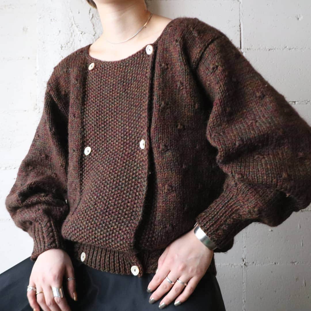 吉祥寺 古着屋 Orfeoのインスタグラム：「Knit Cardigan  . #orfeo #kichijoji #tokyo #vintage #used #fashion #coordinate #outfit . . 年末年始の営業時間 . 12/28  12:00～19:00 12/29～1/2  CLOSE 1/3～  12:00～20:00 .  お問い合わせはインスタグラムのプロフィール掲載のメールアドレスにお願いいたします。コメント、DMでのお問い合わせは受け付けておりませんのでご了承ください。 ONLINE SHOPの商品も店頭にてご購入頂けます。気になる商品がございましたらスタッフにお声掛けください。  新型コロナウィルス感染拡大防止策を徹底した上で営業をしております。マスクの着用、入店時にアルコールでの消毒をお願いいたします。」