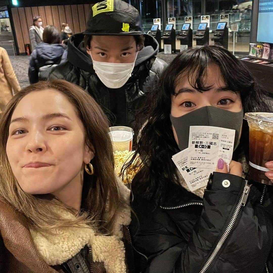 長澤メイのインスタグラム：「だいすき夫婦が 誕生日ごはん連れてってくれて ナイトショー見てメイとステは 映画見ながらちょっぴり寝ちゃった 楽しかった日💝👨‍👧‍👧」