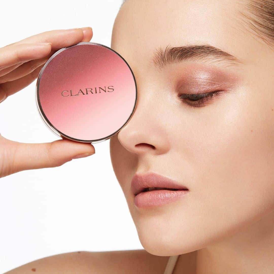 Clarins Australiaさんのインスタグラム写真 - (Clarins AustraliaInstagram)「Our 4-Colour Eyeshadow Palettes include a perfect balance of light and dark shades with 4 different finishes including velvet, metallic satin and foil for day to night wear. Layer them on!⁣ ⁣ Avaliable exclusively at www.clarins.com.au.⁣ ⁣ #ClarinsAus #EasyMakeup #ClarinsMakeup」12月28日 15時00分 - clarinsanz