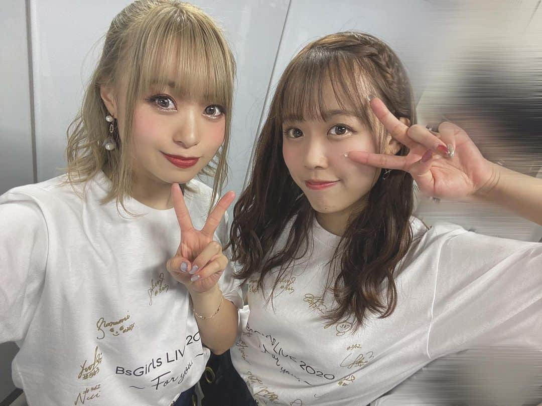 SAYAKA（BsGirls）のインスタグラム：「﻿ ﻿ ﻿ 宣言通り大掃除してきましたぁぁ🧹🧼﻿ ﻿ ﻿ 今終了しました🤦🏻‍♀️（笑）﻿ 窓開けて寒いはずなのに、 全力でやってたら﻿ 暑くて半袖短パンで掃除してました😂﻿ ﻿ ﻿ ﻿ ヘトヘト！！！もう無理！（笑）﻿ 服の断捨離もして、﻿ 靴も何足かポイしました👟﻿ スッキリしたぁ✨﻿ ﻿ ﻿  これで新年気持ちよく迎えれそう🎍﻿ ﻿ ﻿  よし、取り敢えずアイス食べよっと🍨💗﻿ ﻿ ﻿ ﻿ ﻿ 午後からも素敵な時間を🌈💭🌹  #オリックス #BsGirls #Bs2020#baseball #プロ野球 #超革新的 #ORIX #buffaloes #京セラドーム大阪 #sayaka_354 #sayaka #vocal #performance #avex #大掃除#年末#新年﻿ ﻿ ﻿」