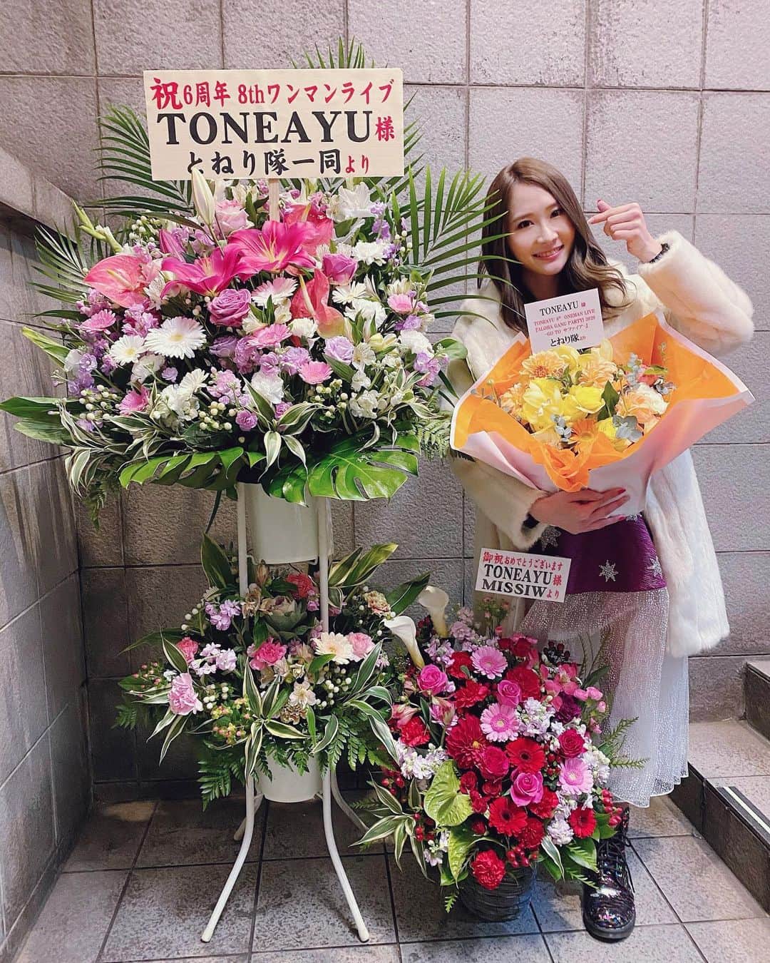 TONEAYUさんのインスタグラム写真 - (TONEAYUInstagram)「昨日は、﻿ 4/29に延期になった﻿ ワンマンLIVEの振替公演でした🕺✨﻿ ﻿ 東京の感染数が増えすぎていて、正直、開催できるのかかなり不安でしたが😭💦💦💦﻿ ﻿ わたしのLIVEは、座席の前で回ったりするので、広めにソーシャルスペースを取り、フロア一面に座席を置いて、無事、開催することができました👏🏻﻿ ﻿ REXの感染対策が、楽屋もフロアも万全で、さすがでした😭✨﻿ ﻿ とねり隊も、メンバーも、みんなとても喜んでくれて、ワンマンを無事開催できてよかったなと、一安心でした。。。🥲﻿ ﻿ わたし自身も、またワンマンやりたい😭💖と思えるようなLIVEが出来たことが、とても嬉しかったです🥲﻿ ﻿ 来場のお客さんも、みんなマスク2枚重ねなど対策もしっかりしてくれていて、本当に感謝でした🥲﻿ ﻿ 今後のLIVE予定は、未定です😭😭😭﻿ ﻿ 来年はいつLIVEができるかわかりませんが、またみんなで集まれることを心待ちにしています🥲💕💕﻿ ﻿ かわいいお花も﻿ とねり隊やMISSIWさんから﻿ いただきました💐﻿ 本当にいつもありがとうございます💖﻿ ﻿ TONEAYUBAND﻿ 来場いただいたとねり隊﻿ 応援メッセくれたみなさま﻿ 本当にありがとねあゆでした💓﻿ ﻿ しばし、﻿ LIVE写真続きますが﻿ お付き合いください😂🕺✨﻿ ﻿ ﻿ #TONEAYU﻿ #2020年ラストライブ﻿ #骨抜きPARTY」12月28日 15時01分 - toneayu