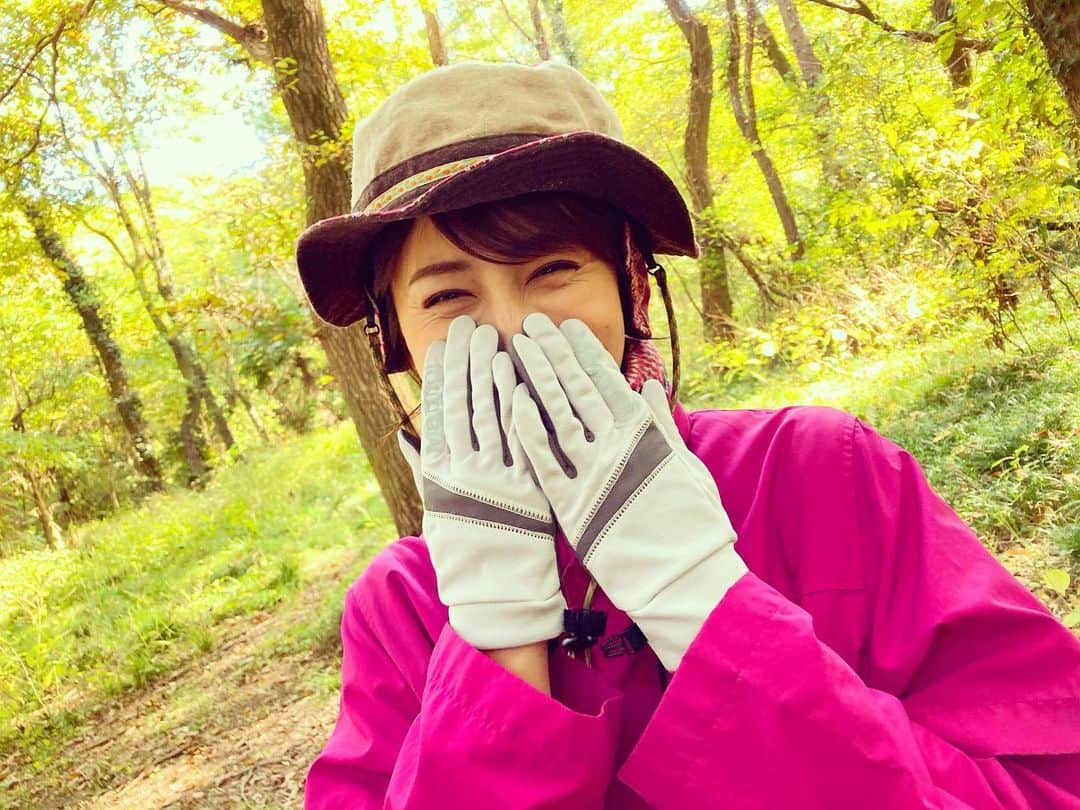 長谷部瞳のインスタグラム：「うふふ❤️ #仮面ライダーセイバー のオフショット📷  ゆきさんの趣味はアウトドア。 休日はソロキャンプに出かけます🏕  編集部でも、たまにキャンプ雑誌を眺めて行ってる気分に浸っている様子📖  あれ？？ この雑誌のタイトルは……🤣笑  #撮影風景 #撮影裏話 #キャンプ女子 #キャンプコーデ #ソロキャンプ #アウトドア #テント #スタッフの遊び心」