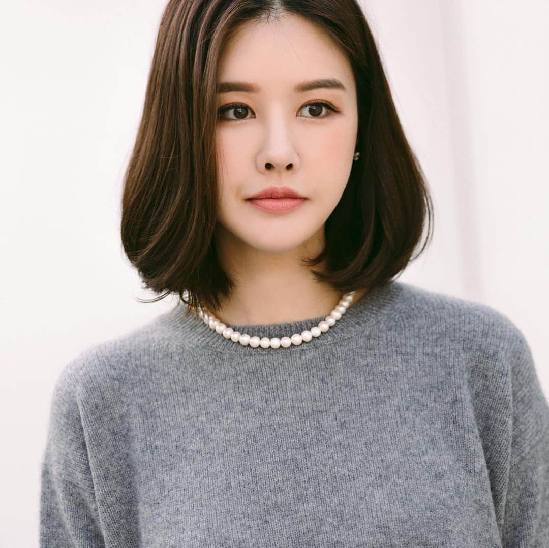 パク・ウンジのインスタグラム：「이 두개는 내일 만나요~ (pearl necklace•wool coat) 올 해 마지막 업데이트입니다 ❤️ @egeepark_official  홈페이지에 미리보기 창 열려있어요✔️  우리 이지쓰들 덕분에 행복한 한 해였어요. 감사합니다.   괄사 구매 요청이 많으신대요 ㅜㅜ  어쩌죠 3일 더 연장 해서 어제가 마감이었답니다. 사랑해주셔서 감사하고요  다음에도 멋진 공구 준비해서 올게요🙏 사랑합니당.  공구 주문 관련 문의는 @leanbranding_official 으로 해주시면  빠른 답변 받으실 수 있습니다 🙏」