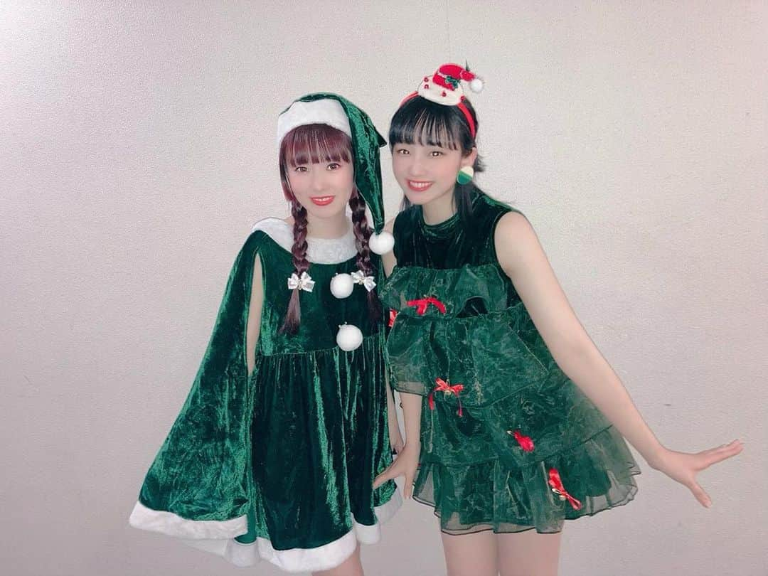 馬渕恭子さんのインスタグラム写真 - (馬渕恭子Instagram)「余韻クリスマス🎅🏻 . . #サンタコス #クリスマスツリー #ツリーコス #クリスマスコスプレ #民族ハッピー組 #永井杏樹 #馬渕恭子 #happypeopleparty #enkagirls  #christmas #christmastree #クリスマスライブ #クリスマス2020 #christmas2020 #民族幸組」12月28日 15時15分 - kyoko414_mh