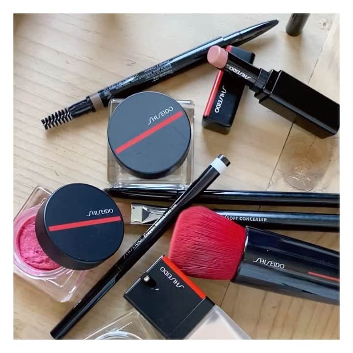 JO BAKERのインスタグラム：「I C E •  L I N E R ❄️  New MAKEUP video out tomorrow....  I’ll be sharing a fun look I created using the following @shiseido makeup !!  It’s a frost focussed sharp graphic eyeliner look as we transition 2020-2021 ...I had so much fun playing around with products I hadn’t yet had a chance to play with....I share my favs.... check back in tomorrow #shiseido #jobakermakeupartist #makeup #makeuptutorial #makeupartist #makeupoftheday #makeuplooks #eyeliner」