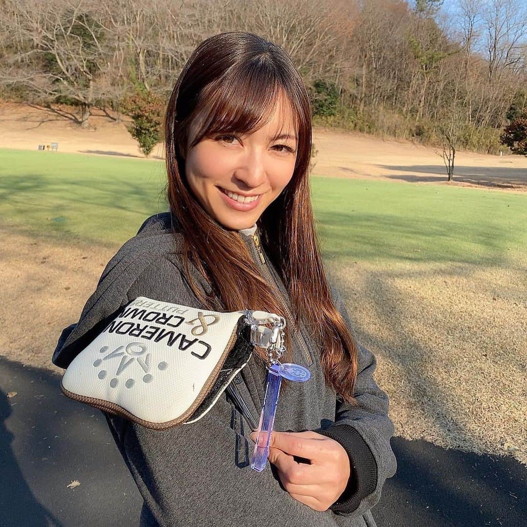 のインスタグラム：「. 太陽眩しくて睨んでるみたいな写真になった🤳😎 . このパターカバーキャッチャーを見せたくて😛 . @trongolf 🐞 ポケットに入れてても落ちにくいし、カバーを地面に置かなくて済むので愛用してます🧡 . クリスタルでかわいい〜❣️ マーカーも見やすくておすすめです★ . . . #トロンゴルフ #パターカバーキャッチャー #ゴルフグッズ #ゴルフ女子 #trongolf」
