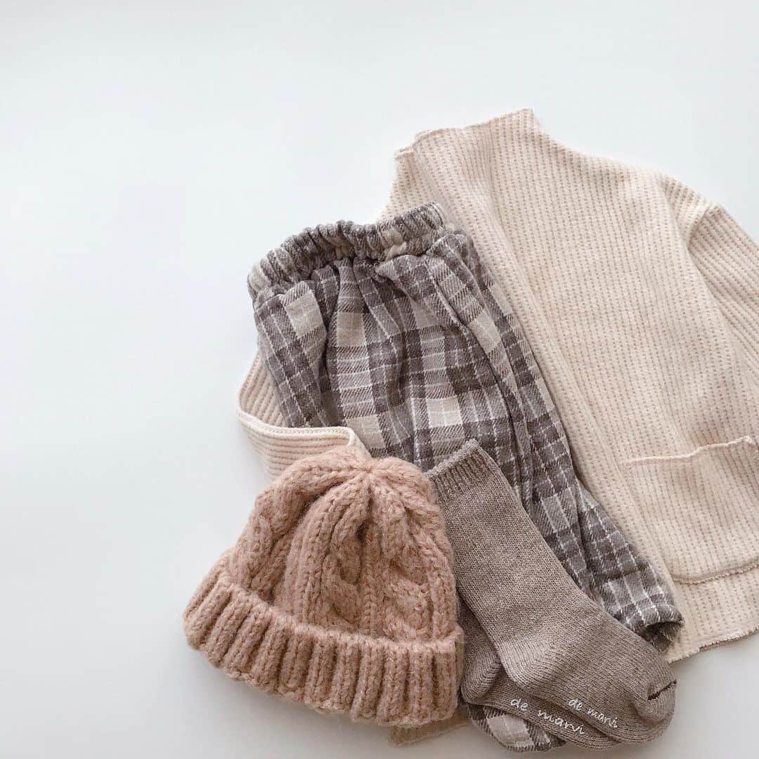 子供服CHIMOMEのインスタグラム：「➤➤ Infomation . . . 本日22時新商品アップ ￣￣￣￣￣￣￣￣￣￣￣￣￣￣﻿ ・チェックパンツ ・ウールソックス  . . ➤ CHIMOME ➤ https://Chimome.com . .」
