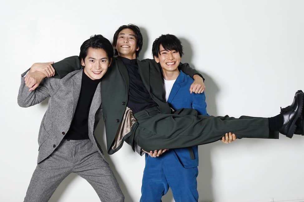朝田淳弥さんのインスタグラム写真 - (朝田淳弥Instagram)「📸 岳さんとがくとオレ  今見返してたら楽しそうだな笑笑  #カレンダー  #オフショット」12月28日 15時10分 - asadajunya_official