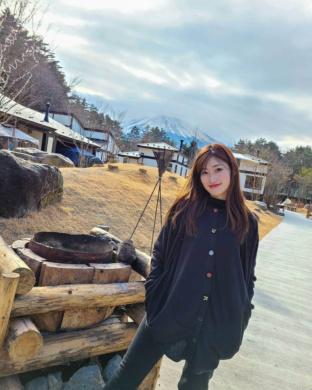 武田しのぶさんのインスタグラム写真 - (武田しのぶInstagram)「雪が降ってて富士山が綺麗でした✨グランピングって最高ー！また行きたいっ😉❄️ 今日のコーデはスカラーのニットソーカーディガン💕 刺繍ボタンが可愛くておしゃれ♡ #scolar #スカラー#山梨#年末#富士山#私#グランピング  @scolar_official  @scolar_netshop #scolar_ootd #個性的#ハデカワ#着るアート」12月28日 15時12分 - shino_0217_