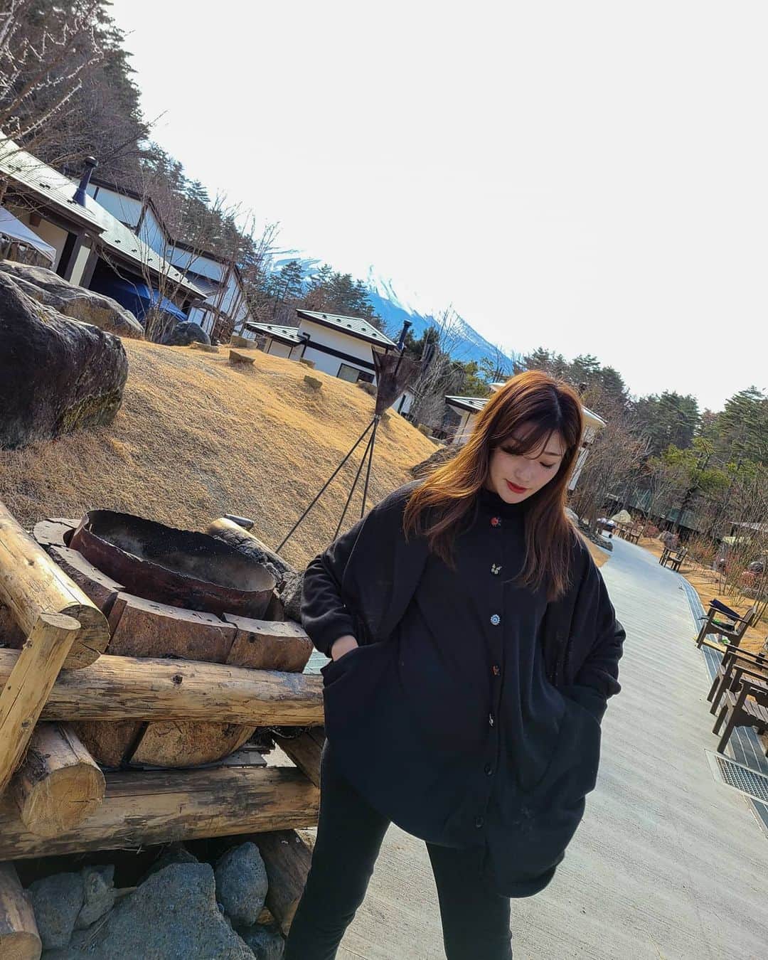 武田しのぶさんのインスタグラム写真 - (武田しのぶInstagram)「雪が降ってて富士山が綺麗でした✨グランピングって最高ー！また行きたいっ😉❄️ 今日のコーデはスカラーのニットソーカーディガン💕 刺繍ボタンが可愛くておしゃれ♡ #scolar #スカラー#山梨#年末#富士山#私#グランピング  @scolar_official  @scolar_netshop #scolar_ootd #個性的#ハデカワ#着るアート」12月28日 15時12分 - shino_0217_