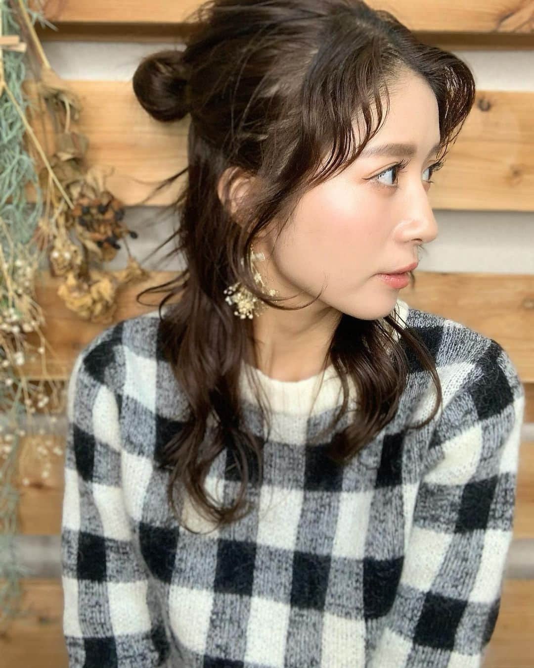 木本夕貴のインスタグラム：「昨日、髪型どうなってるの？という質問をいただきまして、 昨日の髪型はこんな感じだったよ😇  #ヘアスタイル #髪型 #ヘアアレンジ #アラサー #サー #アラサーコーデ」