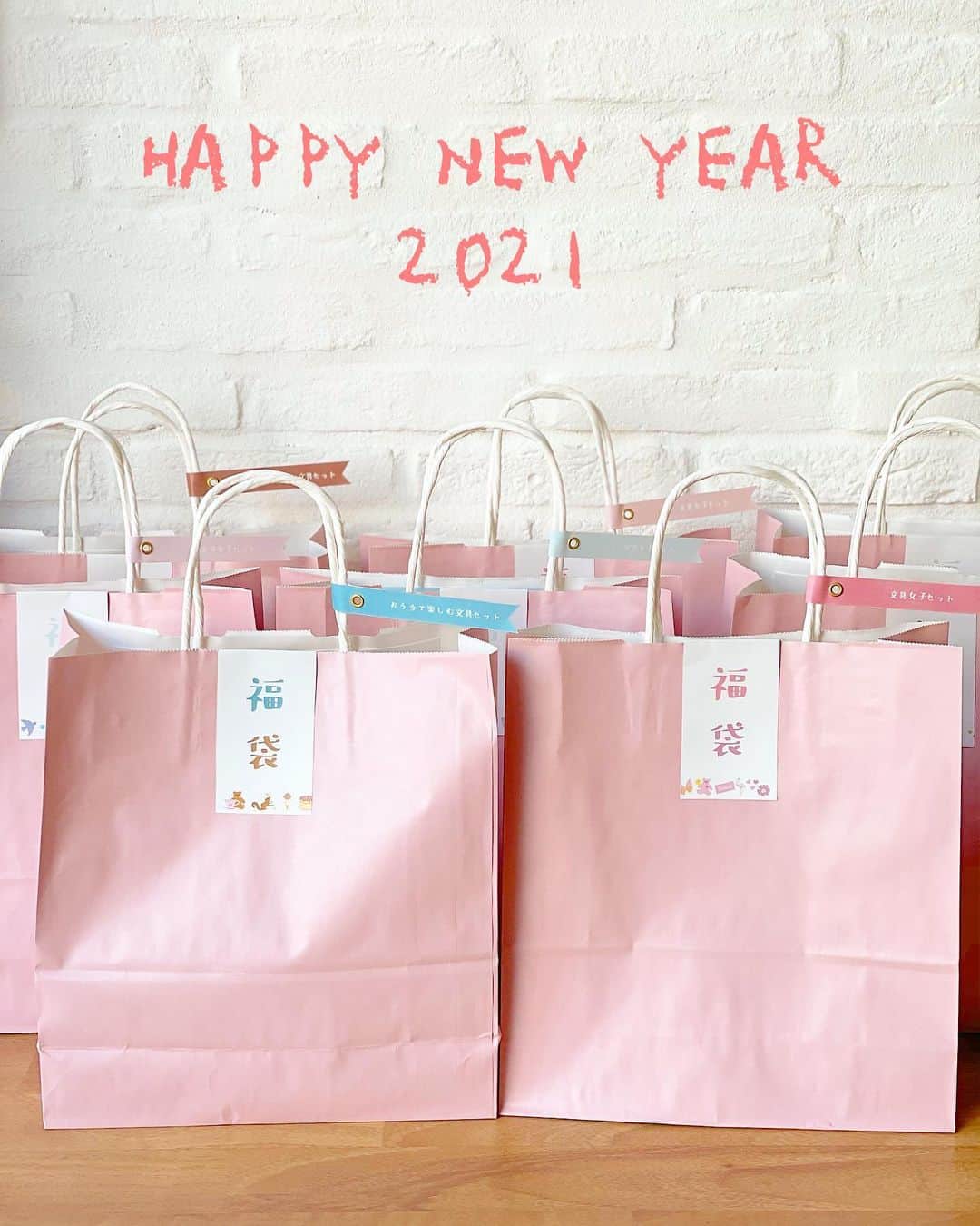 ＋PLUS（プラスショールーム）さんのインスタグラム写真 - (＋PLUS（プラスショールーム）Instagram)「※完売しました！＼文具の福袋販売します♡／﻿ ＋PLUS(赤坂見附)限定※店頭販売のみ﻿ ﻿ 毎年ご好評頂いている文具の福袋を﻿ 2021年1月5日(火)10:00〜、+PLUS STATIONERY SHOPにて、販売いたします☆﻿ ﻿ 今回は、「おうち時間をもっと楽しく」をテーマに、2種類の福袋をご用意しました。﻿ ﻿ ■おうちで楽しむ文具セット　3000yen﻿(税抜) お家の中で使いたい、便利でユニークな文具を集めました。グッドデザイン賞を受賞した話題の文具や料理はさみも必ず入っています♪﻿ ﻿ ■文具女子セット　1000yen﻿(税抜) 持っているだけでワクワクするようなカラフルでかわいい文具がたくさん詰まったセット。ギフトにもおすすめです♪﻿ ﻿ どちらも、とてもお得で楽しいセットになって﻿ おりますので、この機会にぜひお立ち寄りくださいね♡﻿ ﻿ 福袋は各10セット(計20セット)の限定販売。なくなり次第終了となりますので、お早めに♩﻿ 店頭では福袋の中もチラ見できますよ☆﻿ ﻿ ﻿ #福袋#文具#お正月#新年#マステ#プチデコラッシュ#デコラッシュ#文具好き#文具好きな人と繋がりたい #文具女子#手帳#日記#ほぼ日#ほぼ日カズン#stationery#akasaka#happybag2021#福袋2021#2021福袋#限定#日枝神社#赤坂#赤坂見附#akasaka#リビング#冬休み#手帳#大掃除#キッチン収納」12月28日 15時25分 - plus_style.yebisu