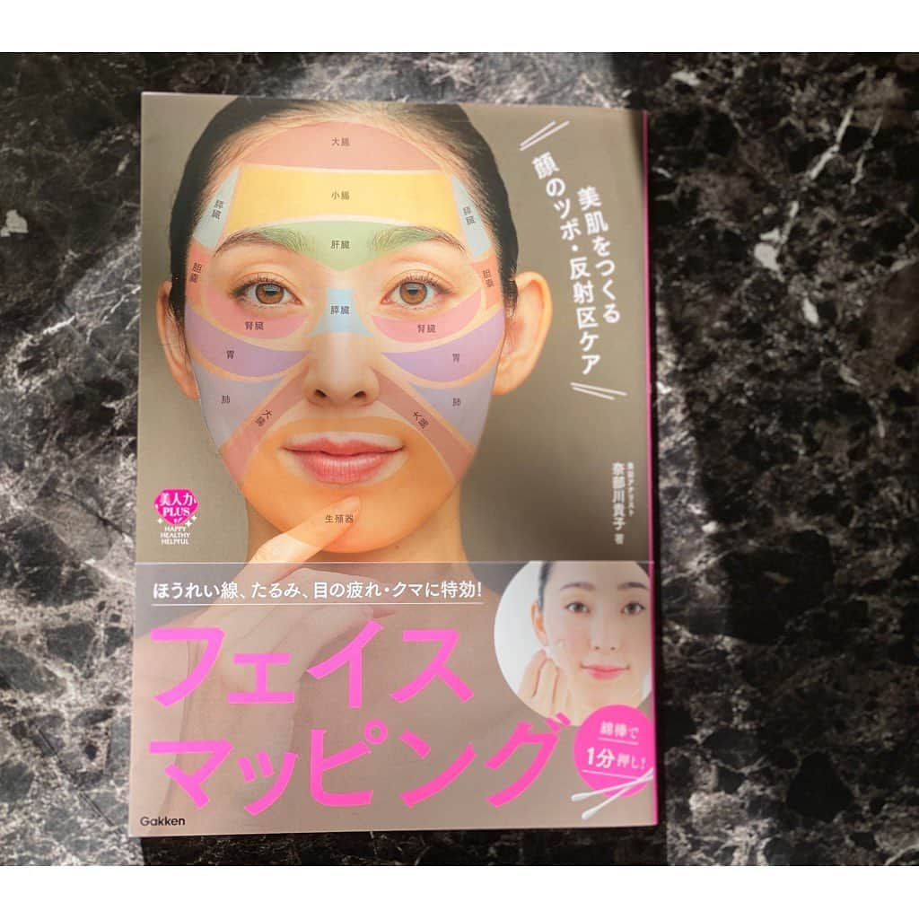 殿柿佳奈さんのインスタグラム写真 - (殿柿佳奈Instagram)「新刊発売✨📕著者奈部川貴子さんによる 『美肌をつくる顔のツボ・反射区ケア　綿棒で1分押し！フェイスマッピング』に出演中です✨  西洋医学の知識と東洋医学の鍼灸術を融合した新美顔術！  足裏に〝反射区〟があるのはよく知られていますが、これと同様に〝顔〟にもあるのです。  今回は〝顔の反射区〟バージョン😊✨  〝フェイスマップ〟のゾーンやツボを刺激することで、体の中から顔の老化や肌トラブルを改善していけるようです✨  〝綿棒ひとつで簡単にできる〟ところがgoodポイント😊👍  【シミ、シワ、ほうれい線、目の下クマ、その他メンタルなど色々な悩みにも】  綿棒で〝トントン〟✨  その他、 私が撮影時、すぐ体感したのは、 浮腫がスッキリしたのと目がパッチリ開けやすくなったのと、肌のトーンが上がったことです😊  色々な悩みに心強い一冊です👍 ぜひご覧になってくださいませ🌸  わたしも冬休みお家でゆっくり〝トントン〟セルフケアしたいと思います🥰  #奈部川貴子 #フェイスマッピング#フェイスマップ#新刊発売#東洋医学#西洋医学#顔は心と体の窓#美顔#美肌#健康#身体の健康#男性も女性もオススメです#メンタルケア#シミ#しわ#ほうれい線#メンタル#臓器不調#改善#透明感#むくみ解消 #セルフケア#綿棒」12月28日 15時19分 - kanatonogaki