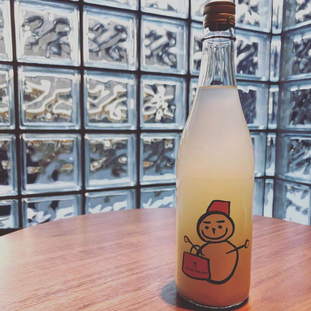 ミズノマリさんのインスタグラム写真 - (ミズノマリInstagram)「お正月用に日本酒ゲット🍶 仙禽×ユナイテッドアローズのコラボ酒 「仙禽　雪だるま」 雪だるま☃️がアローズのお買い物バッグを持ってるデザインが可愛い😍 しぼりたての活性にごり酒とのこと。 楽しみ。 まずは開栓時の吹き出し注意だな。  #日本酒 #仙禽雪だるま #仙禽 #ユナイテッドアローズ」12月28日 15時28分 - mari_mizuno