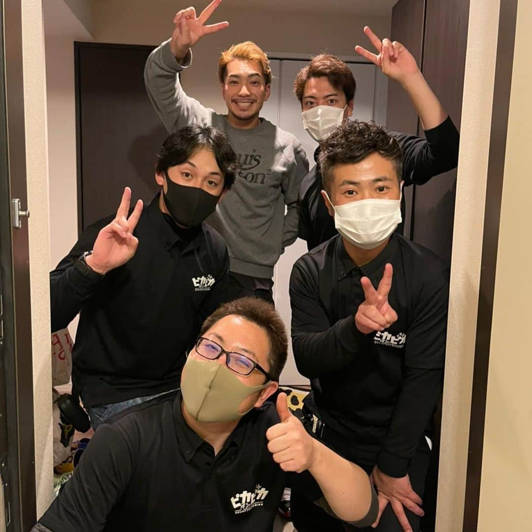 入江慎也さんのインスタグラム写真 - (入江慎也Instagram)「芸人時代から仲良くしてくれている、ドーベルマンインフィニティのSWAY君に、レンジフードとエアコンのクリーニングのご依頼をいただきました。  ドーベル5人とは芸人時代、仕事やプライベートで一緒にいろいろ絡ませてもらいました。僕のバースデーにお祝いに来てくれたり、ライブも見させてもらったり最高な仲間です。  芸人離れた今でもこうして気にかけて呼んでくれることが本当に嬉しいです。 早くまたドーベルのライブも見に行きたいです  久しぶりに会えて嬉しかった。  いつもカッコよくて、最高なSWAY君。 ありがとうございました😊  #ドーベルマンインフィニティ #sway #ldh #株式会社ピカピカ #ハウスクリーニング #2020 #年末」12月28日 15時29分 - oreirie0408