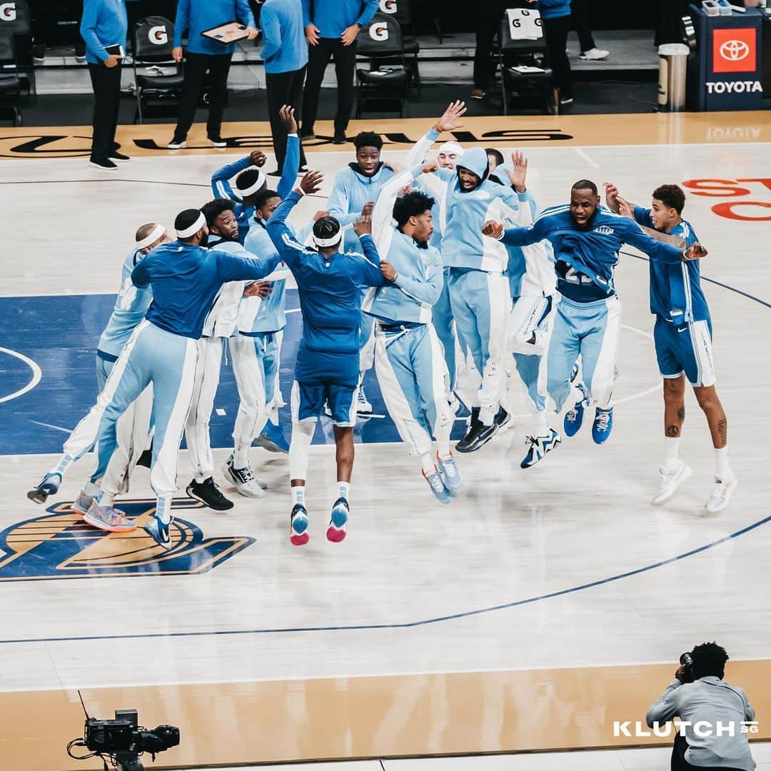 レブロン・ジェームズさんのインスタグラム写真 - (レブロン・ジェームズInstagram)「Good 💩 tonight fellas! Let’s keep building! Right back to it tomorrow night. #LakeShow❄️」12月28日 15時32分 - kingjames