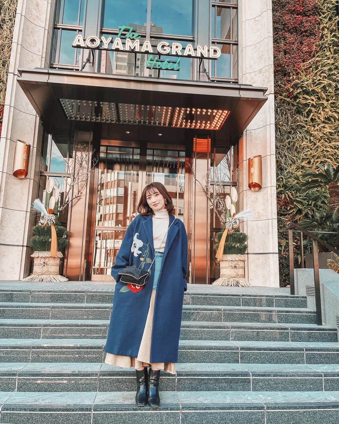 のインスタグラム：「﻿ ﻿ いつも褒められるこのコート💙﻿ たしか3、4年くらい前に買った @amerivintage の！﻿ 合わせやすいし、ずっとお気に入り〜﻿✨ ﻿ ﻿ 年末年始、実家に帰るからいかに効率よく冷蔵庫の中身を使い切るかを考える日々です🤔笑﻿ ﻿ ﻿ ﻿ #amerivintage #aoyamagrandhotel #ootd #outfit #コート #zara #アウター」
