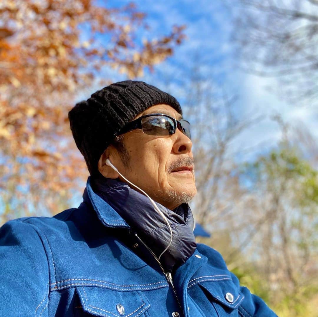 長谷川初範のインスタグラム：「パン屋さん迄ウォーキング。 陽射しが心地良い休日。雲を見ながらゆっくり歩く。 #winter #walking #skyphotography #holiday #陽射しを浴びて #ちいさな幸せ #感謝 #良い日でした #陽射しが眩しい#ultraman80」