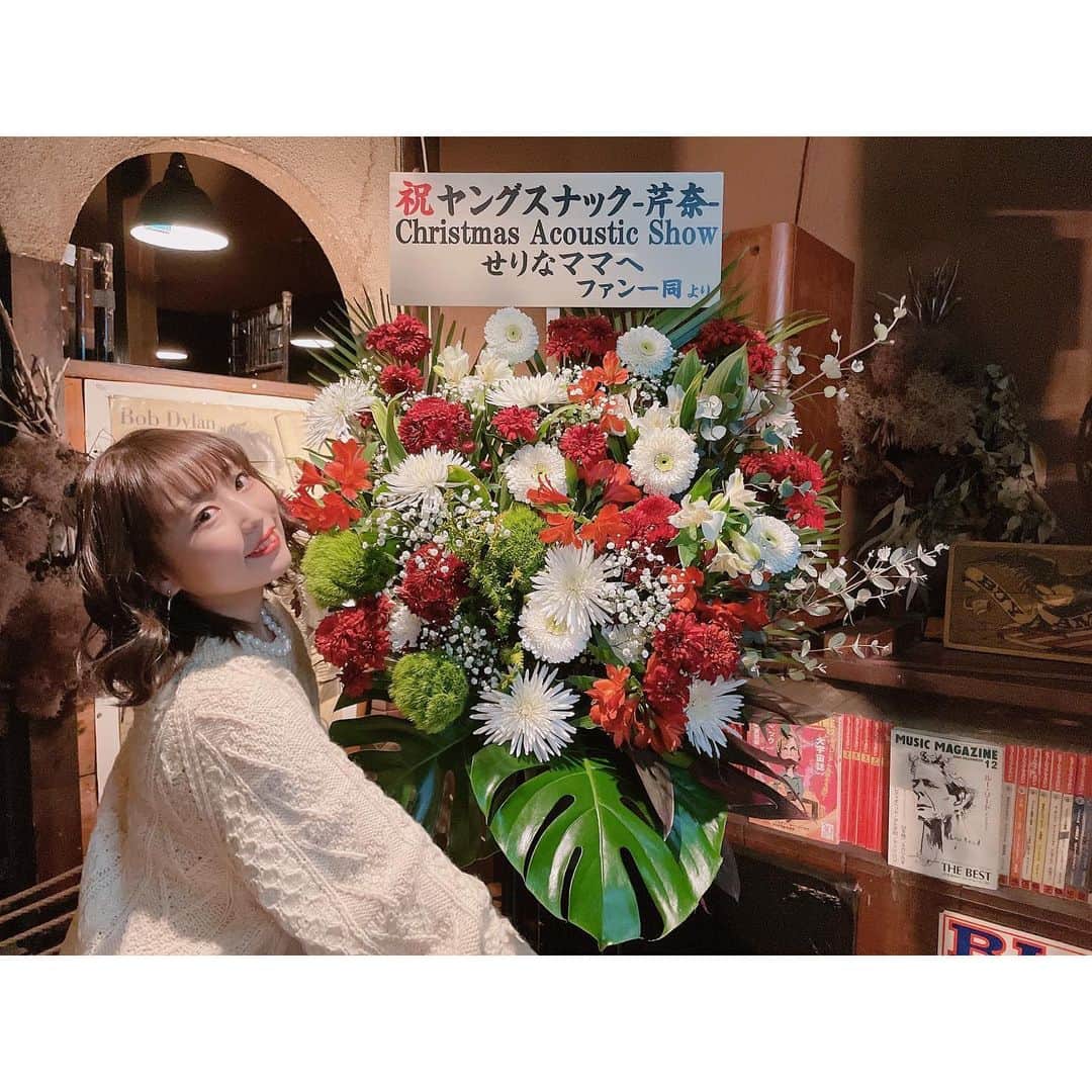 のインスタグラム：「CristmasAcousticShow@ B.Y.G 来てくださった皆さん ありがとうございました😊❤️  オリジナル曲や、冬のカバー曲を織り交ぜて、クリスマスらしいライブにできたかな〜と思います！  鈴楽しかった♡ 最後のはリハーサルの映像だよ💫  今回は、キーボードにKAHOさん、バイオリンにななちゃんをお迎えして2回目の3人のセッションでした✨  今年はコロナで8月のライブが中止になってしまい、そこから10.11.12月と3ヶ月連続のワンマン！ 　 大丈夫かなーってたくさん思ったけど、最後チケット完売して一安心。ほんとに良いお年を迎えられます😭😭  いつも辛口なPAさんとB.Y.Gの店長さんにも2ヶ月前よりしっかり成長してたと言っていただけて本当に嬉しかった…😭  こうした環境でライブ活動ができることが本当に嬉しいし、これからも大事にしていきたいです…！  2021年、いろんな制約から解除されるのでどんどん動いていきたいと思います😉  クリスマス仕様の素敵なスタンドフラワーもありがとう😚  来年はセッションに加えて弾き語りのライブもやっていこうと思ってます😉！  #クリスマス　#スタフラ #衣装　#二の腕隠し #ニットワンピ　#白ニット #byg #百軒店商店街」