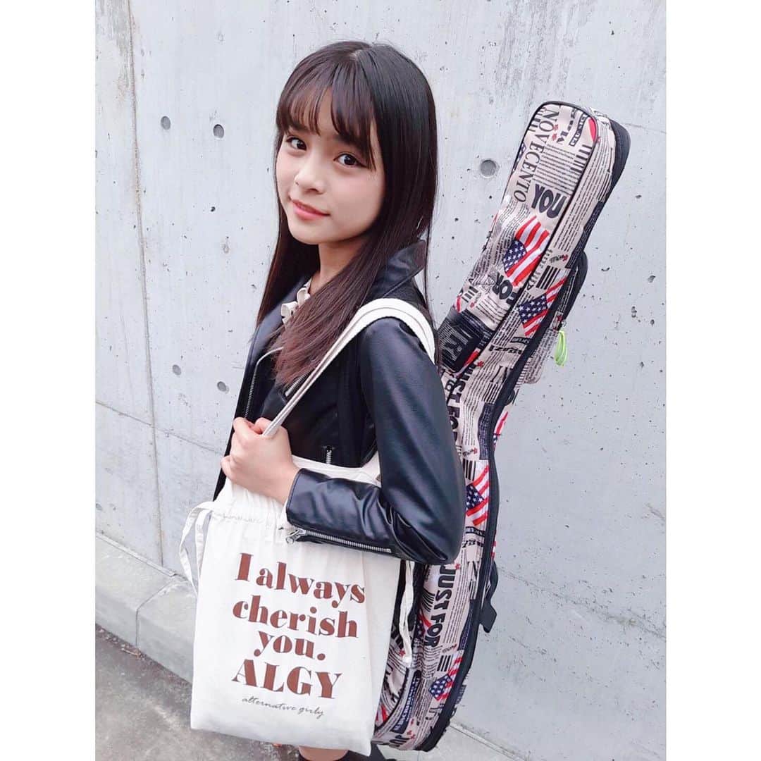 ニコ☆プチのインスタグラム：「プチモの12月号ふろくの使い方🐻 習い事の時にもとっても便利！  ALGYさんの可愛いふろく🎶 コハナはギター教室に行く時に使ってるよ❣️ A4ファイルもスッポリ入って肩からかけられるのがすごく便利✨ デザインもめちゃ可愛いニコ⭐︎プチ12月号のふろく、みんなは何に使ってる❓  #ニコプチ #ニコプチふろく #プチモのふろくの使い方  #ニコプチふろくのある生活  #アルジー #ALGY #ふろく #有坂心花」