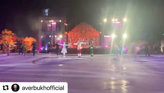 イヴァン・リギーニのインスタグラム：「С наступающим всех🥳 Ну а мы продолжаем дарить праздник любимым зрителям💥❤️  #Repost @averbukhofficial with @make_repost ・・・ Отличный рождественский  вечер в отличной компании! @katusha79, @new_league, спасибо за тёплый приём !   Вчера мы  показали нашу любимую волшебную сказку «Щелкунчик и Мышиный Король».   Благодарю свой коллектив, всех ребят,  за прекрасное выступление и новогодний праздник, который мы подарили зрителям!@tatianatotmyanina , @marininmax , Артём Маринин, @mariapetrova1977 , @alekseitikhonov71 , Албена денкова , Максим Ставиский @denkova_staviski_fanclub , @barielloivan , @maslennikova9254 , @kobzar_ksu , @nadi.navro , @blrna1 , @mitina_daria , Ледовый балет под руководством Елены Масленниковой,  Борис Комаров, Андрей Борисов , Анастасия Бедулева, @zubarevak @parkourparty , Андрей Шпарский, Андрей Белоусов, Екатерина  Цанава @katya_moscow ,Спасибо!!!  Всех поздравляю с наступающим Новым Годом и Желаю праздничного настроения !」