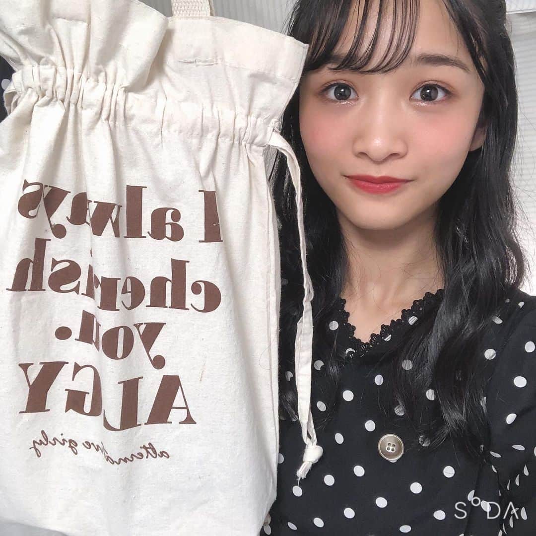 ニコ☆プチのインスタグラム：「続けてアヤカのふろくの使い方🎶年末年始のおでかけにもとっても便利💞  12月号のふろくも最高に使いやすい〜🥳！ ニコプチの撮影の日だったり、 熊本と東京の移動の時にも大活躍なの💫 トートバッグが大好きで集めてるんだけど オシャレ・使いやすい・沢山入る！ いい所ばかりでトートバッグの中で1番のお気に入りになりました🥰  いっぱい使ってきたけど大人っぽいのから、 スポっぽいのまで色んなコーデにあうの！‪💭‬♡  #ニコプチ #ニコプチふろく #プチモのふろくの使い方  #ニコプチふろくのある生活  #アルジー #ALGY #ふろく #中山あやか」