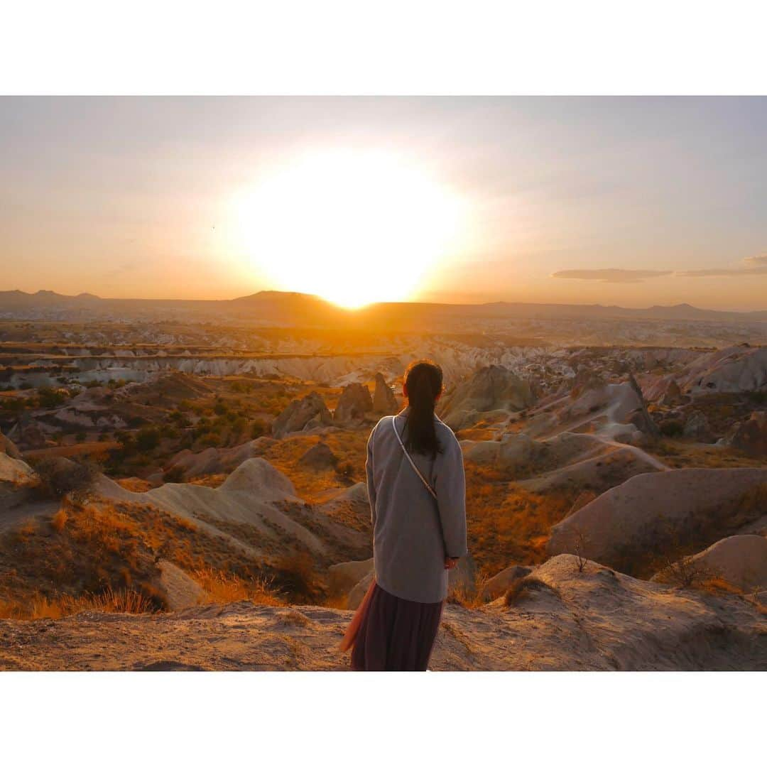 亘理舞のインスタグラム：「~ Rose Valley ~ ここはカッパドキアの夕日スポットです！ この夕日を見る為に車の長い行列ができるくらい、沢山の人が一度見てみたいと訪れる場所です。 ・ 夕日のオレンジの光に照らされる岩肌が綺麗で、寒い冬なのにポッと心が温まるような素敵な景色でした🔴 ・ ・ #rosevalley#ローズバレー#夕日スポット#カッパドキア#カッパドキア旅行#トルコ観光#トルコ旅行#カメラ女子📷#スターダストプロモーション#亘理舞」