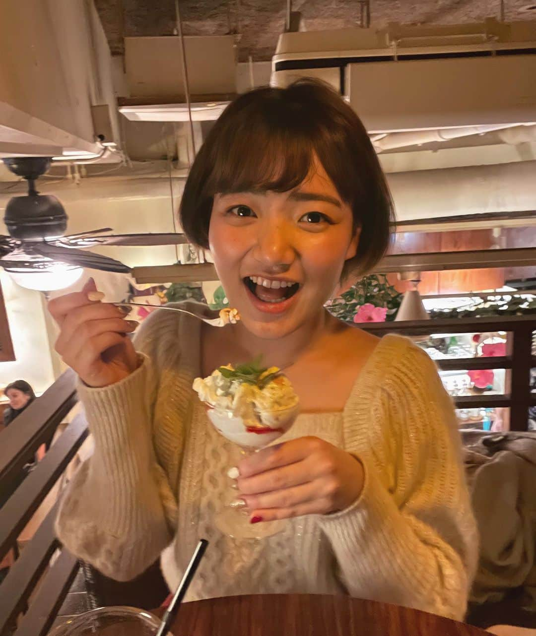 白石香さんのインスタグラム写真 - (白石香Instagram)「恵比寿でハワイ！🌺 2枚目のピニャコラーダは誕生日とかじゃなかったのにすごい豪華に出してくださって素敵なお店でした🥺 ちなみに レストランに行ってわかんない言葉があったら絶対調べるし絶対頼む派です🙋‍♀️  てかココナッツミルクほんと、好き💓🥥  #ピニャコラーダ  #ハウピアパフェ  #恵比寿グルメ #ハワイアン」12月28日 15時51分 - shiraishikaori5541