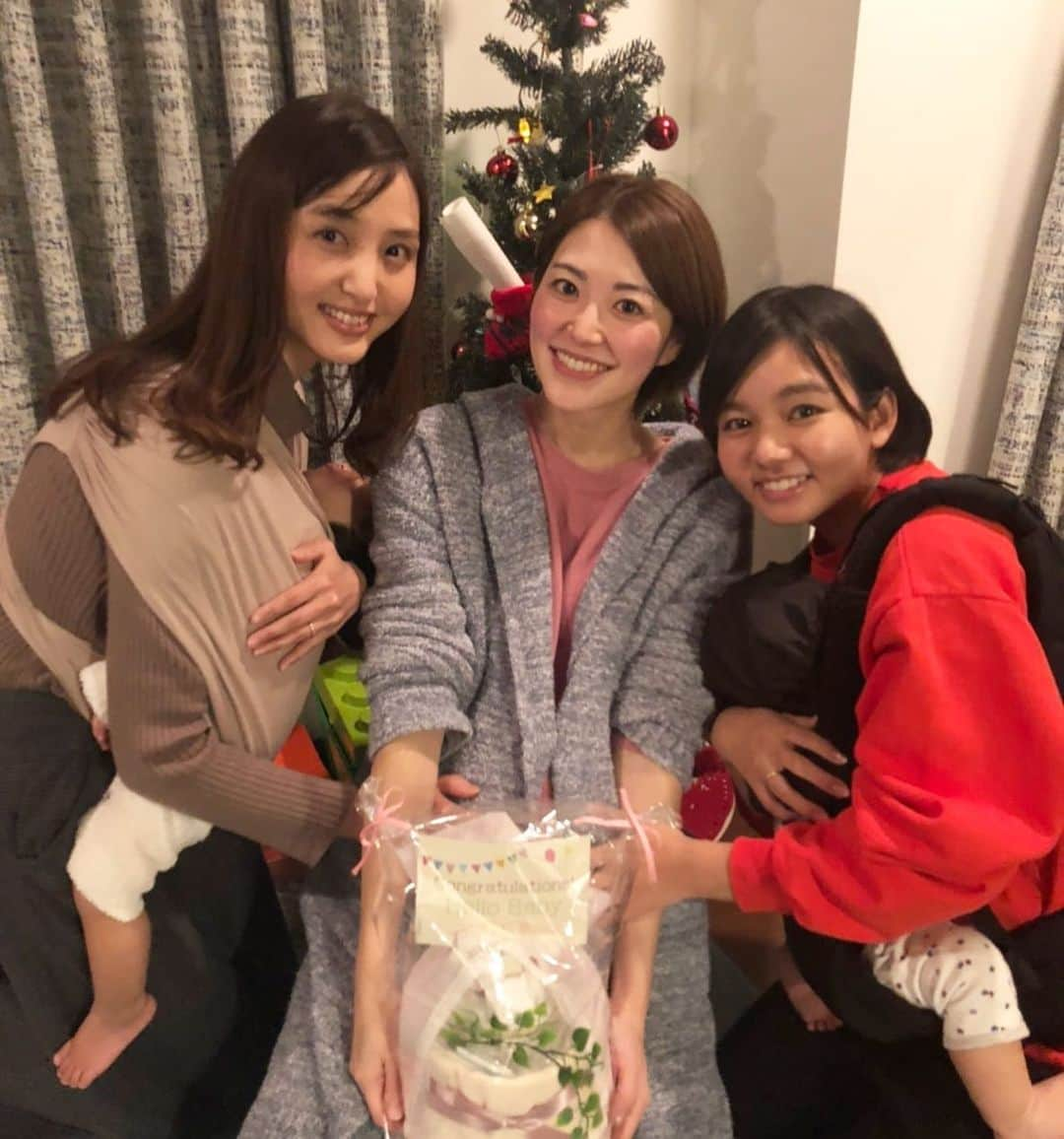 仲嶺梨子さんのインスタグラム写真 - (仲嶺梨子Instagram)「. クリスマスも終わり、年末ですね‼️ 先日、家族ぐるみで仲良しな2人から 出産頑張ってねとおむつケーキを 頂きました🥺 ３人目ともなると照れますね。笑 子供達と一緒にお風呂に入ったあとでしたが、記念に1枚🤪 パジャマですみません🙇‍♀️ 抱っこ紐から足がでてるお子も、また可愛いですね😝 @ikuko_oura  @mikiho_niwa  . まもなく臨月になるので、バタバタと準備をしていますが ３人目ともなると（笑）買うものはほぼない🙄 いや、忘れてる？なにが必要だったかな。笑 . こんなご時世ではありますが 楽しい年末を過ごしてくださいね！！ . #妊婦#年末#おむつけーき#妊娠９ヶ月#2児のママ#妊娠中#女の子」12月28日 15時49分 - rikonakamine