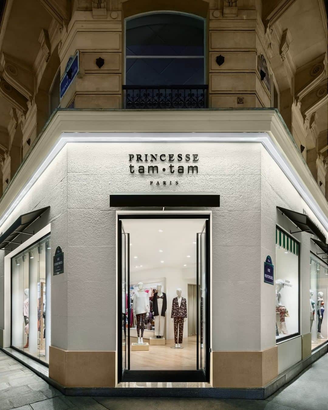 のインスタグラム：「Connaissez-vous nos nouvelles adresses parisiennes ? Retrouvez-nous au 33 rue Etienne Marcel dans le 1er arrondissement et au 7 rue Sainte Croix de la Bretonnerie dans le 4ème arrondissement.  #princessetamtam #opening #newstore #nouvelleboutique」