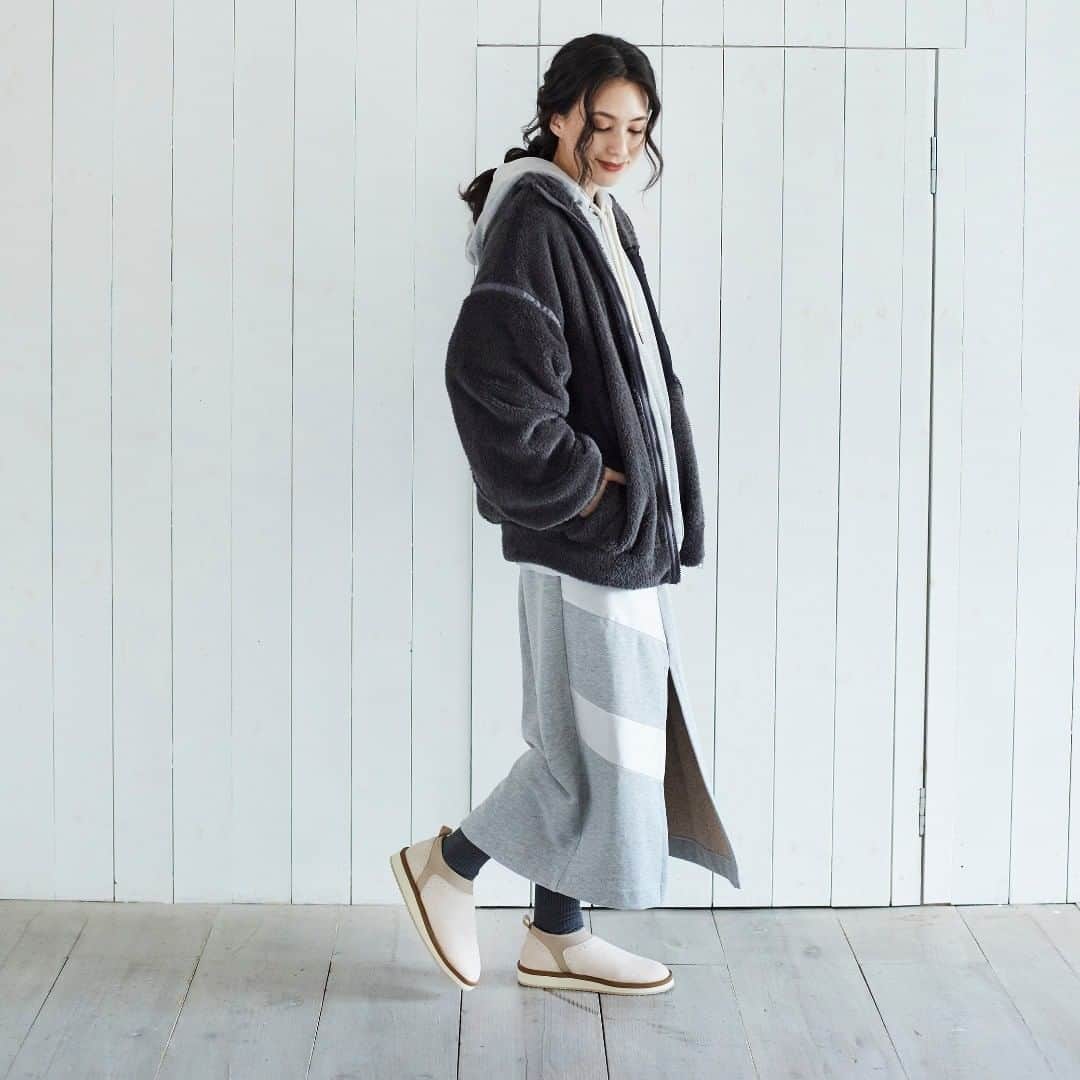 ASBee(アスビー)のインスタグラム：「【ヒールミー ボアスリッポン】﻿ 内側もボア付きで保温性にも優れ、履きやすさ、機能性も兼ね備えた欲張りデザイン。  ボアスリッポン ¥3,900＋消費税 ﻿ #healme #asbee #shoes #slipon #newarrivals #instafashion ﻿ #ヒールミー #アスビー #シューズ #スリッポン #ボアスリッポン #秋シューズ #秋色 #新作 #ブラウンカラー #大人カジュアル #カジュアルファッション #デイリーファッション #休日スタイル #きれいめカジュアル #デイリーユース #タウンユース #靴好き #あしもと倶楽部」