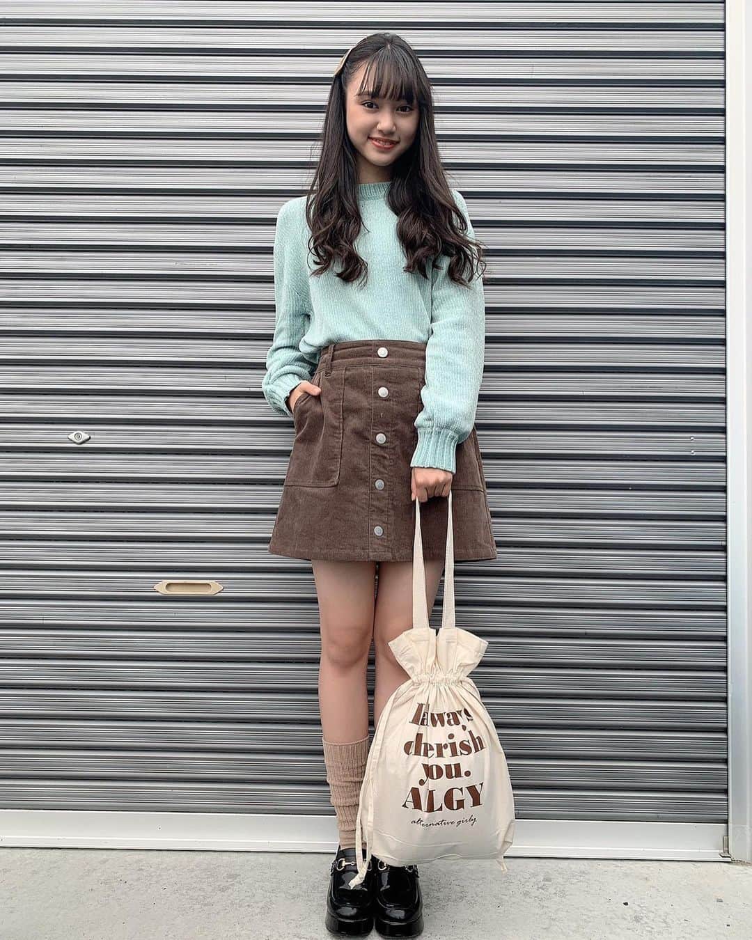 ニコ☆プチのインスタグラム：「ジャジャン！プチモのふろく3本立て！😚 コーデを組むときの参考にもしてみてね！  ニコ☆プチ12月号のふろくは❤️ ALGYさんの大人ガーリーなトートバッグだよー✩.*˚可愛すぎる😍 大容量でなんにでも使えちゃうね♡ キュッとしばっても可愛いし、そのままでも可愛いんだよ¨̮♡ 大活躍間違いなし❤️ みんなはキュッとしばる派？そのまま使う派？？🧡🧡  #ニコプチ #ニコプチふろく #プチモのふろくの使い方  #ニコプチふろくのある生活  #アルジー #ALGY #ふろく #犬飼恋彩」
