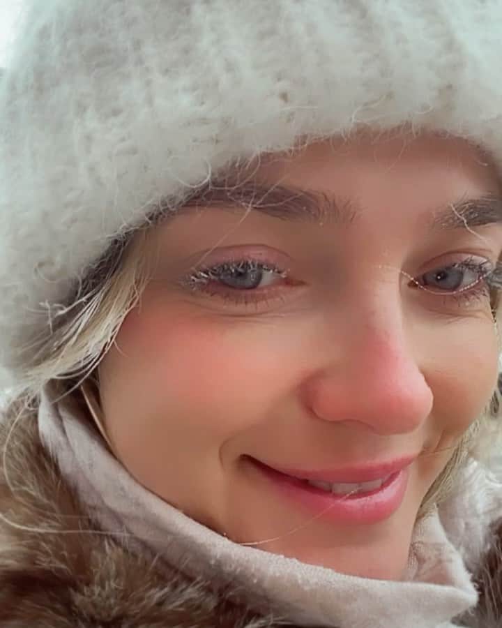 ヴラダ・ロスリャコヴァのインスタグラム：「Hello dear followers! Would you like me to record a video tutorial of this hair and make up? 😜 -25*C」