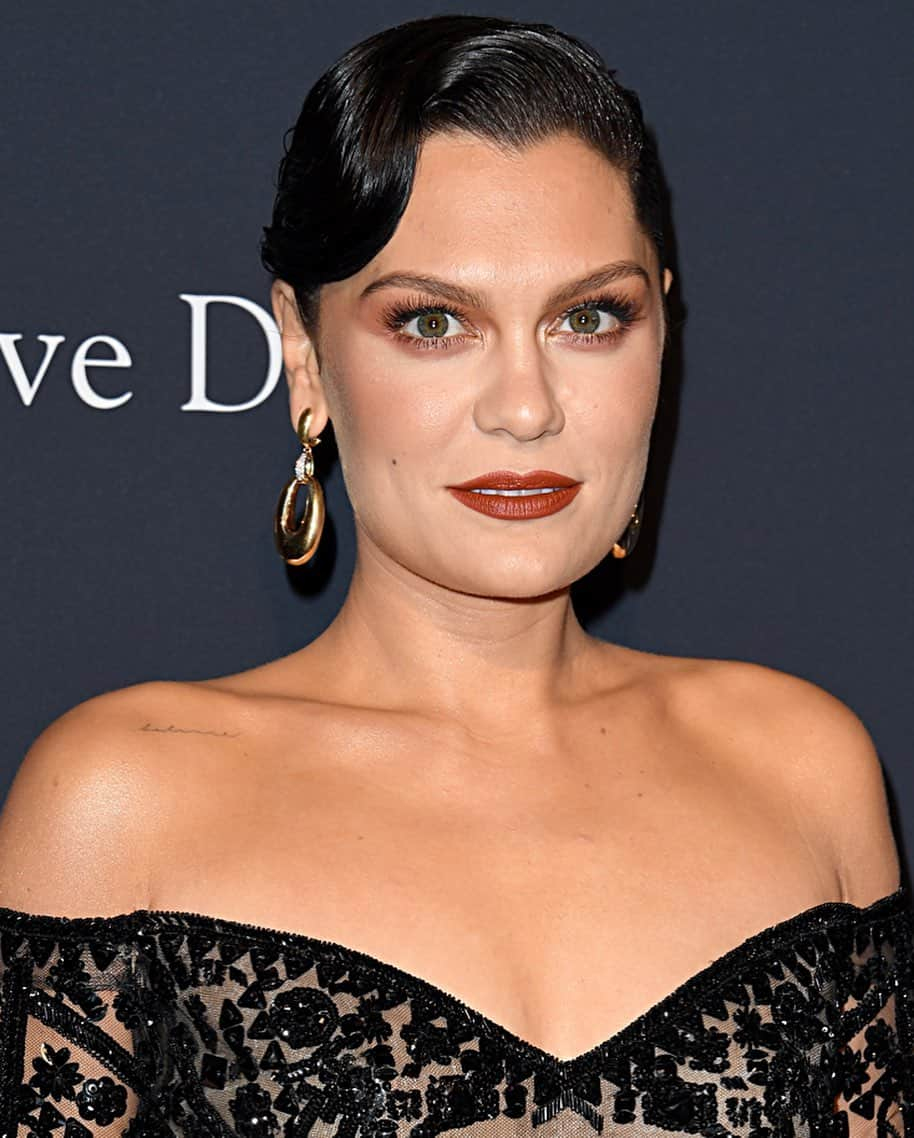 Just Jaredさんのインスタグラム写真 - (Just JaredInstagram)「@jessiej reveals she was diagnosed with the inner ear condition Meniere’s disease after being hospitalized. Tap this photo in the LINK IN BIO for more info.  #JessieJ Photo: Getty」12月28日 16時01分 - justjared