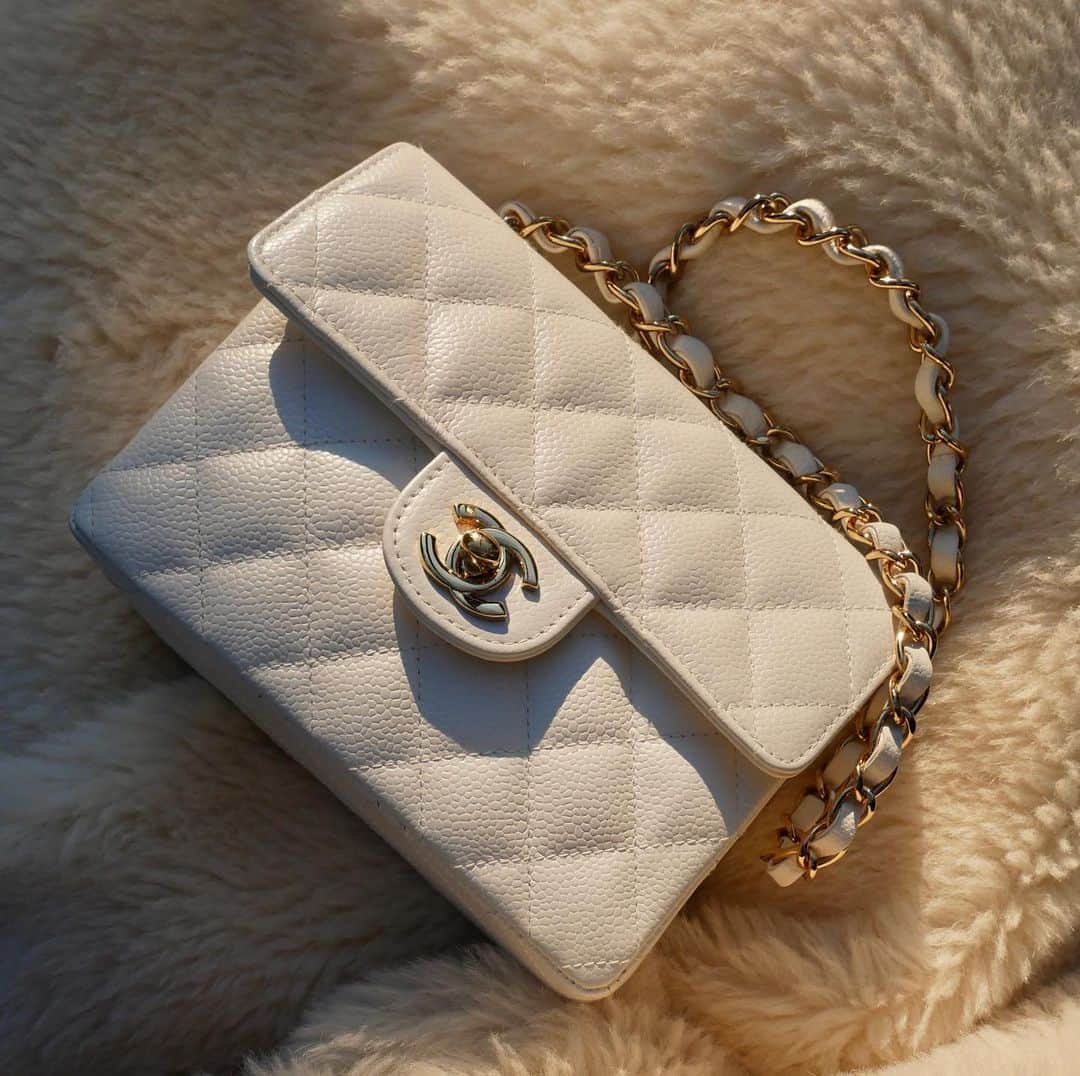 Vintage Brand Boutique AMOREさんのインスタグラム写真 - (Vintage Brand Boutique AMOREInstagram)「Vintage Chanel caviar skin mini shoulder bag  On website search for AO31623  ✈️Free Shipping Worldwide 📩DM for more info and pricing  ➡️info@amorevintagetokyo.com  #vintagechanel #chanelcambon #chanelcambonline #chanellambskin #amoretokyo」12月28日 16時02分 - amore_tokyo