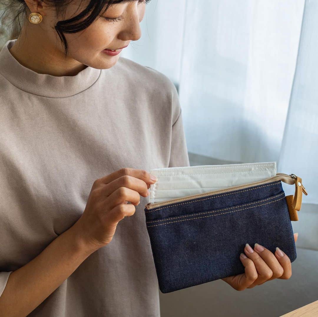 のインスタグラム：「内側が抗菌生地で安心してマスクが収納できます😷 脱臭効果つきの高品質マスクケースです❣️ ──────────────── paccapacca biskie  ✔︎マスクケース ¥2,750  color:leaf green,bleach blue,baby pink,smoke brown,black,mustard,terracotta,blue jean ──────────────── 1月販売予定🌟」