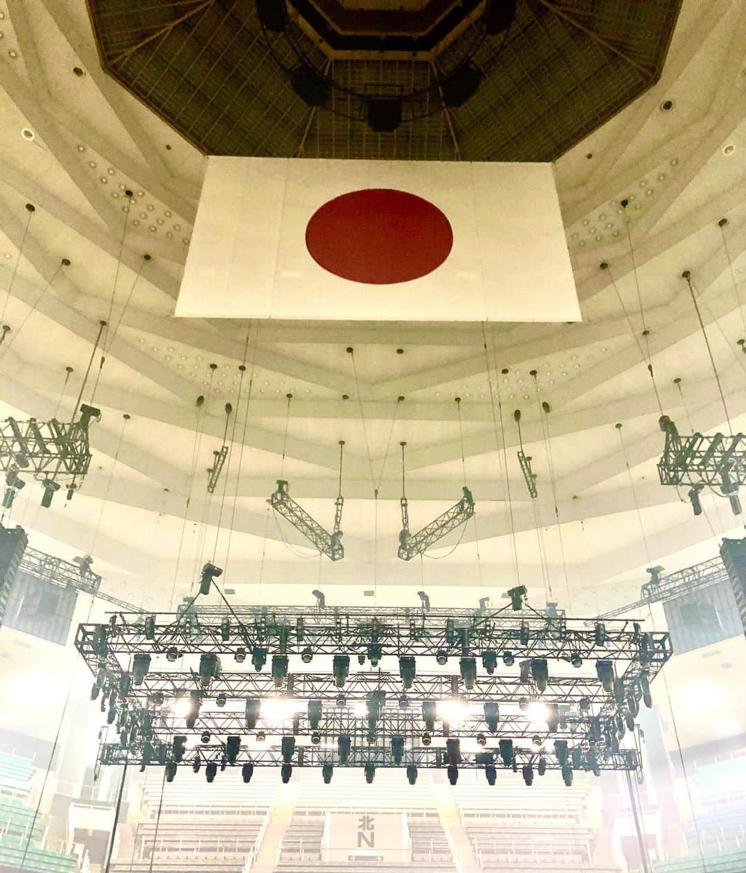 広瀬"HEESEY"洋一のインスタグラム：「『THE YELLOW MONKEY 30th Anniversary Live DOME and ARENA』 本日は、全4公演のファイナル・日本武道館です。そしてバンド結成記念日。31歳のバースデーでございます。 またこうして日本国旗の下でライヴが出来る喜びを深く感じております。 会場にお集まりのミナサマは勿論のこと、WOWOWや生配信で御覧いただくミナサマも、サイコーな祝宴を分かち合いましょう。 🎊ROCK'N'ROLL🎉」
