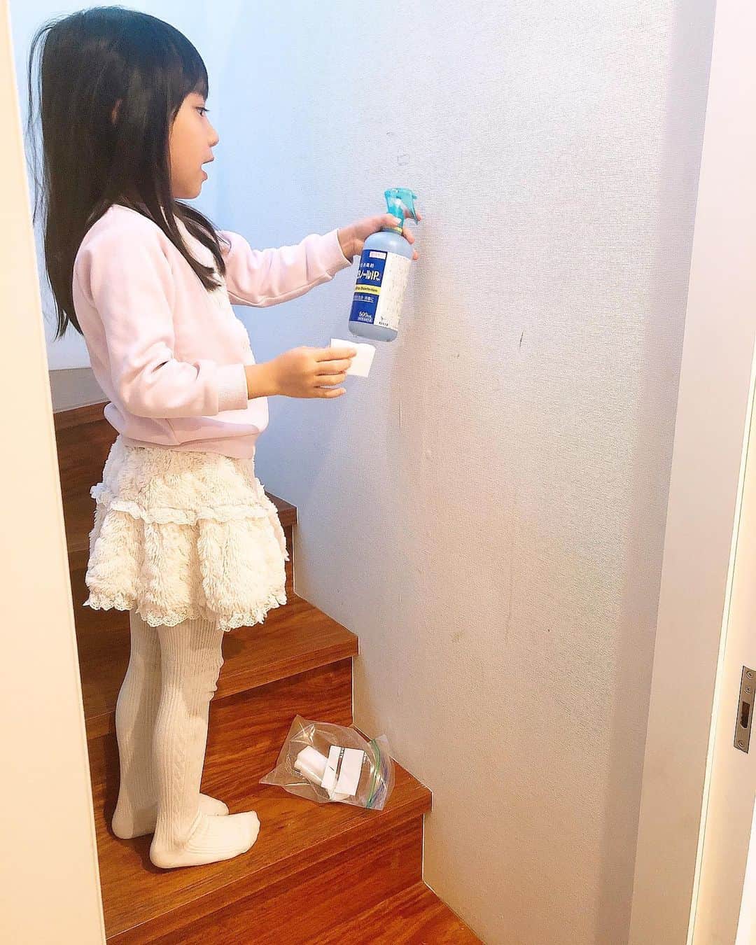 みきママさんのインスタグラム写真 - (みきママInstagram)「【大掃除休憩です！！】  みんなで大掃除しよう‼️  私「杏ちゃんは壁をアルコールスプレーとげき落ちくんで手あかを落としてください。」全ての壁ね。  私「れんくんは窓をアルコールスプレーと乾いた布巾でピカピカにしてください。」全ての窓と鏡ね。  私「パパはベランダと、高い換気口のほこりを取ってください。」外全部ね。  私「はるとは床を水拭きね。」家中の床ね。  しばらくして、れんちび「何で俺が窓なの？」って、イライラし始めました。  年に1度だから文句を言わずにやれ。  終わって、近所のマックで休憩です。  杏ちゃん「疲れたー」ってさ。  杏ちゃんはまだ全部終わってないよ。帰ったら続きをやってね。  #みきママ　#マック　#休憩」12月28日 16時07分 - mikimama_official